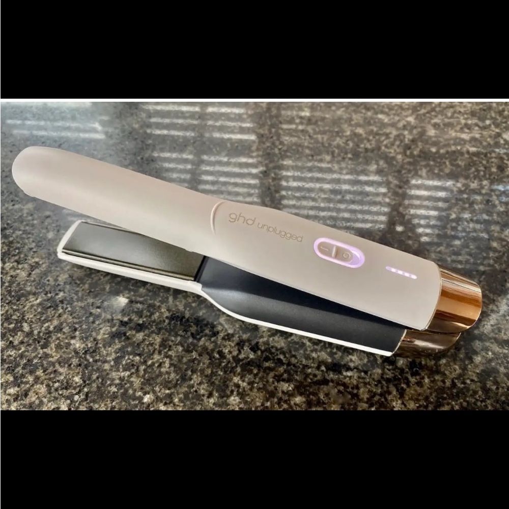 ghd Unplugged Styler in White and Silver